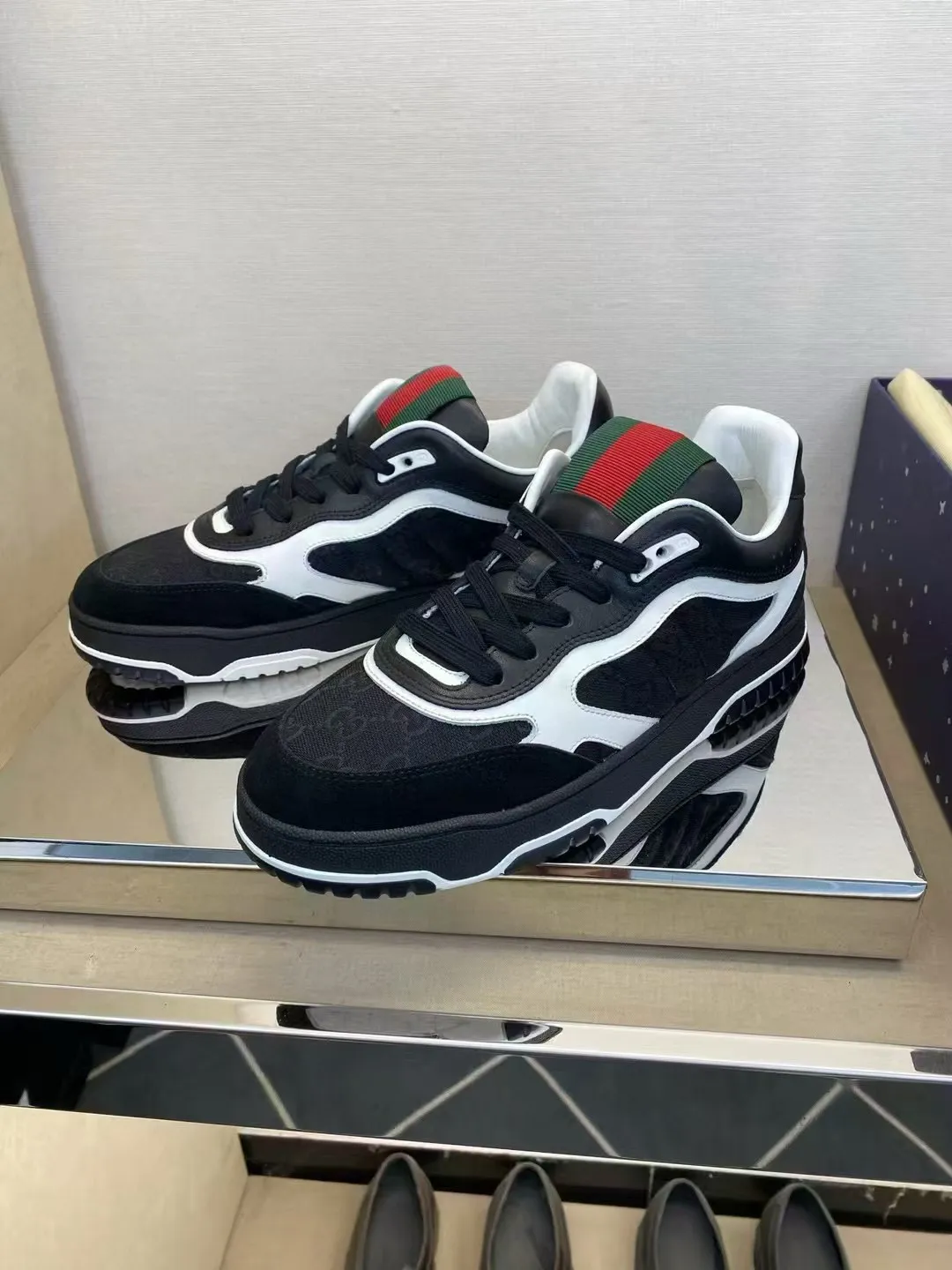 Factory price: 420💰Gucci new men's shoes GUCCI [Lightning] latest shoes are shipped. Original quality, fashionable, made of special materials, sheepskin lining, brand new packaging. The foot feels super comfortable and the workmanship is impeccable. Size: Men's 38-44, customized 45